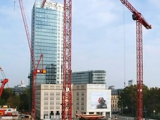 Mehrere WILBERT Krane an der neuen OpernTurm Baustelle