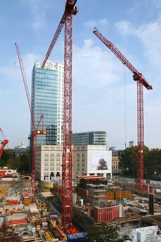 Mehrere WILBERT Krane an der neuen OpernTurm Baustelle